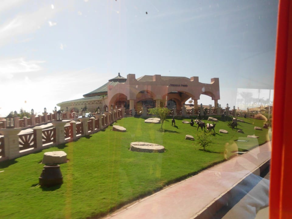 Nett gestaltete Aussenanlage  Pickalbatros Jungle Aqua Park Resort - Neverland Hurghada