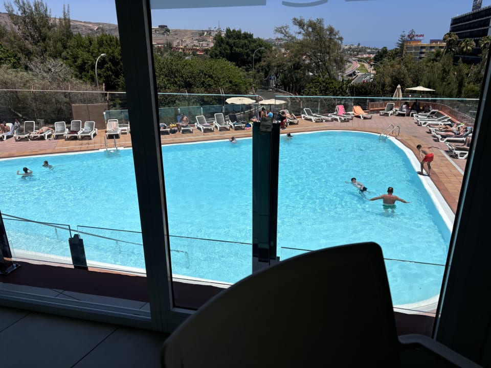 Pool Corona Roja
