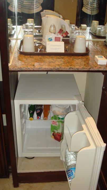 Мини бар в номере AMC Royal Hotel & SPA