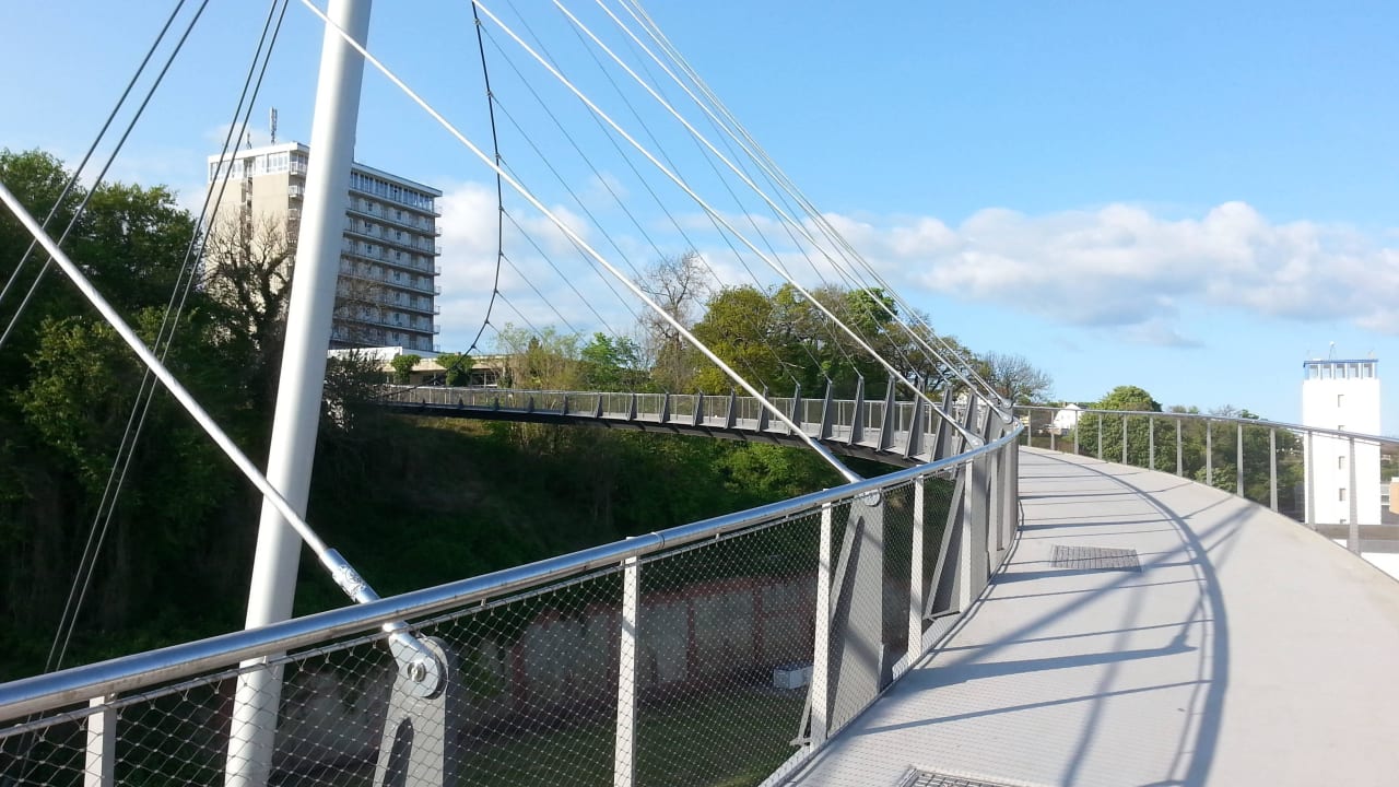 Blick auf das Hotel von der Fußgängerbrücke Rügen Hotel