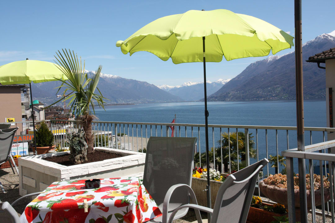 Terrasse mit Aussicht auf den Lago Maggiore Hotel Garni Morettina
