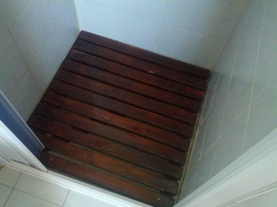 Dusche mit Holzlattenrost I Giardini di Athena - Athena Resort