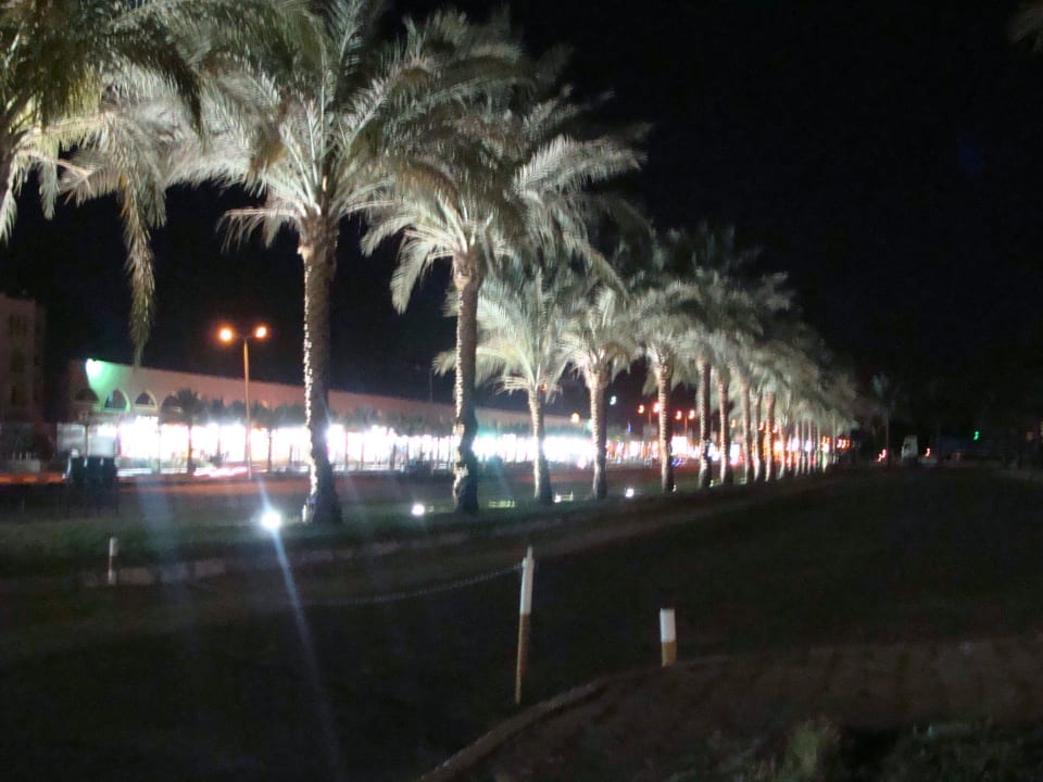 Ulica na przeciw hotelu Desert Rose