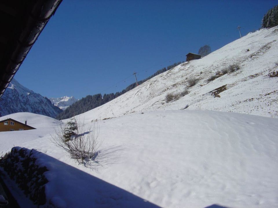 Zimmer zur Bergseite. Blick auf die Zavernabahn IFA Alpenrose Hotel Kleinwalsertal