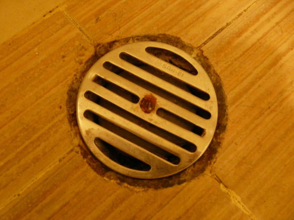 Schmutziger Abfluss im Bad/Dusche Hotel Sheraton Senggigi Lombok Beach Resort