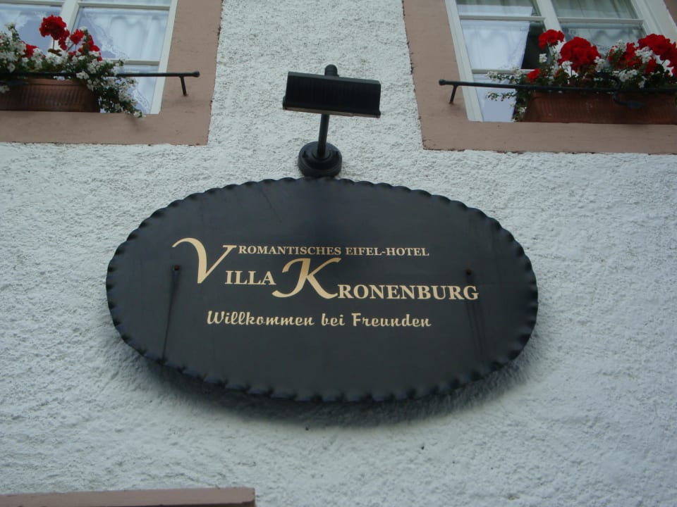 Villa Kronenburg. Burghaus & Villa Kronenburg