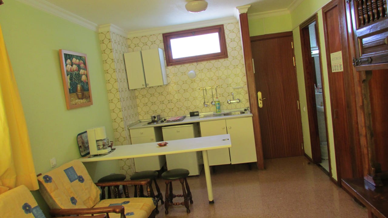 Küche, abewohntes Möbiliar. Apartamentos Los Aguacates