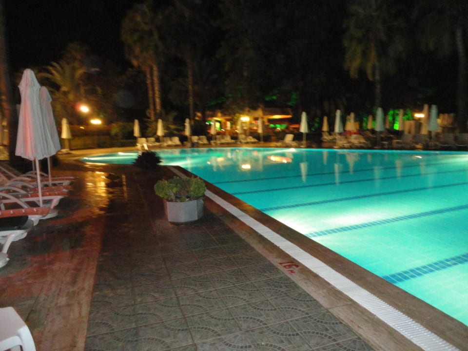 Poolanlage abends Botanik Hotel & Resort