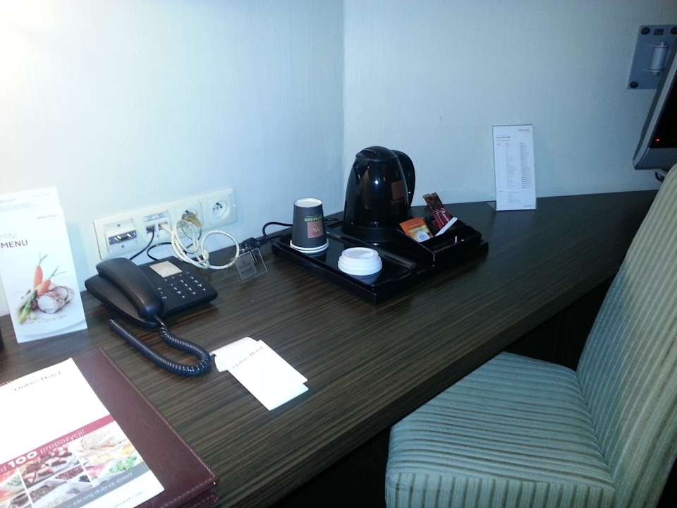 Wasserkocher mit Coffee-to-go-Bechern Qubus Hotel Lódz