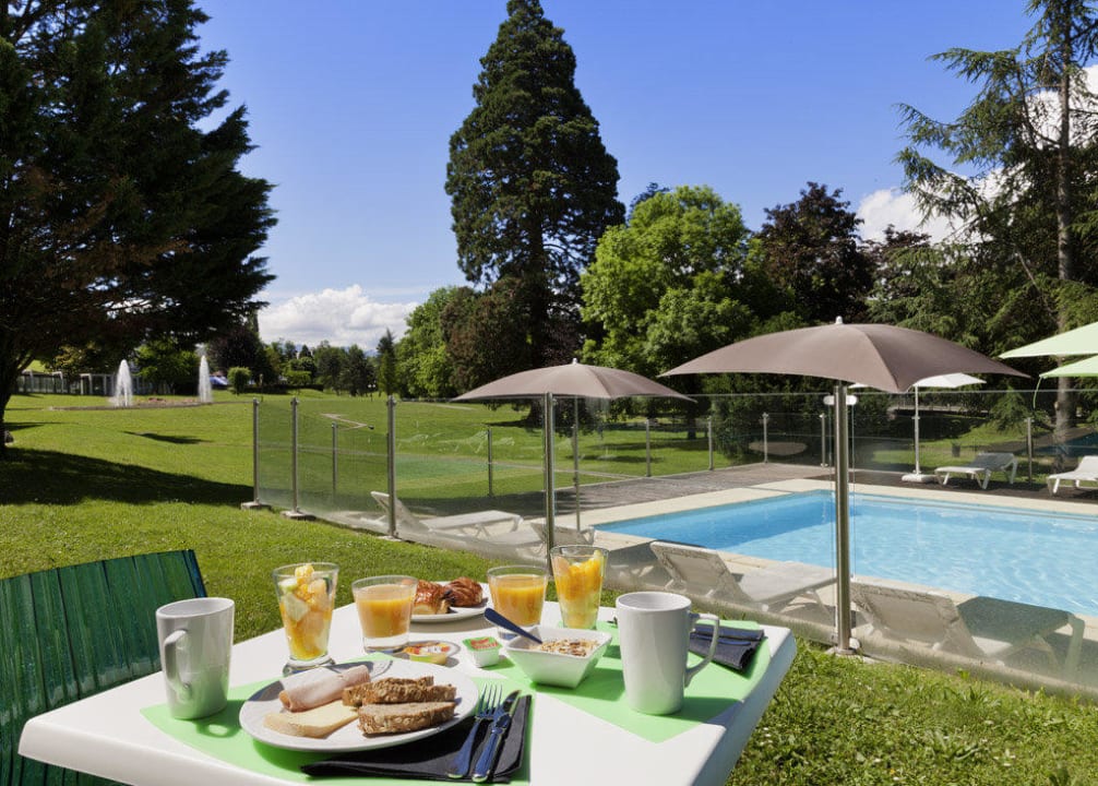 Petit déjeuner en terrasse ibis Styles Aix les Bains Domaine de Marlioz