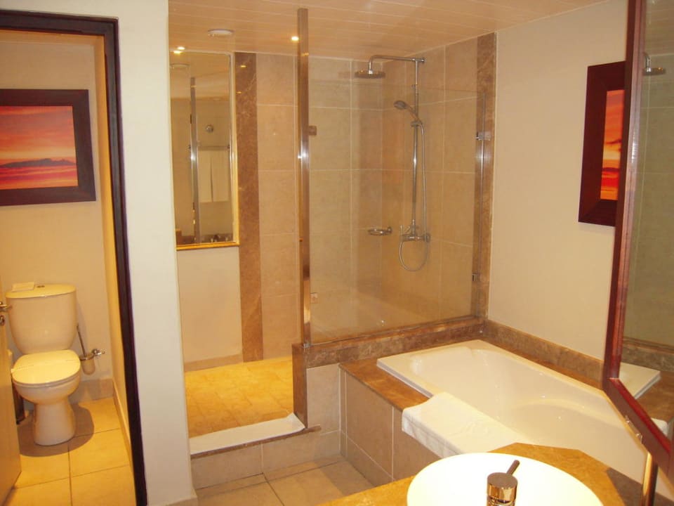 Sauberes und großes Badezimmer Victoria Beachcomber Resort & Spa
