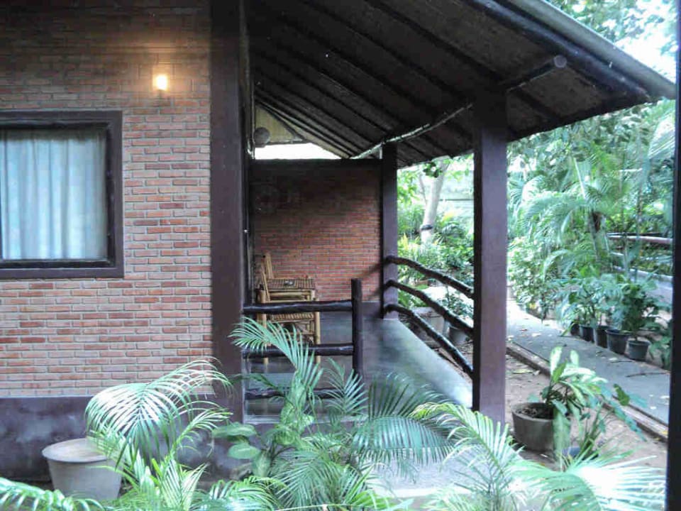 Bungalow mit Terrasse von der Seite Hotel The Cottage