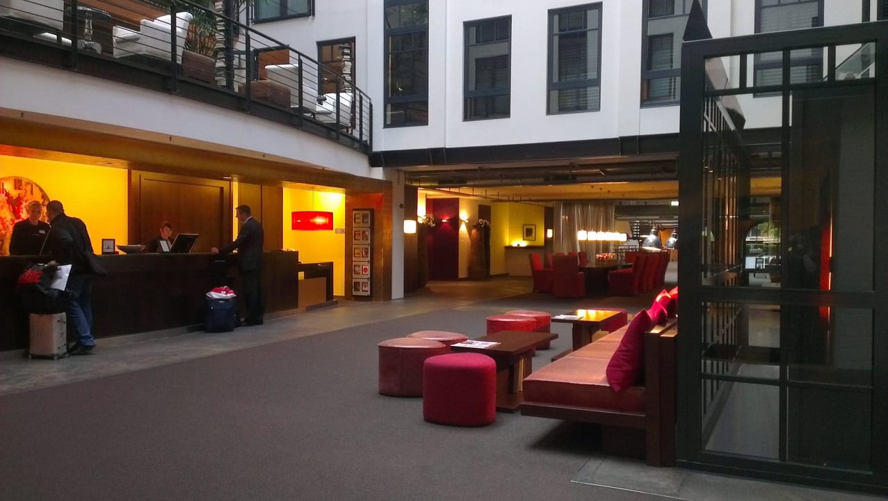 Links die Rezeption, oben Fenster der Atriumzimmer Gastwerk Hamburg