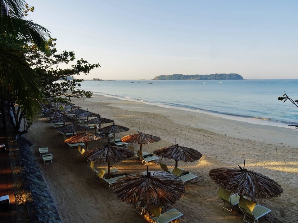 Blick von der Terrasse auf den Strand Hotel Sandoway Resort