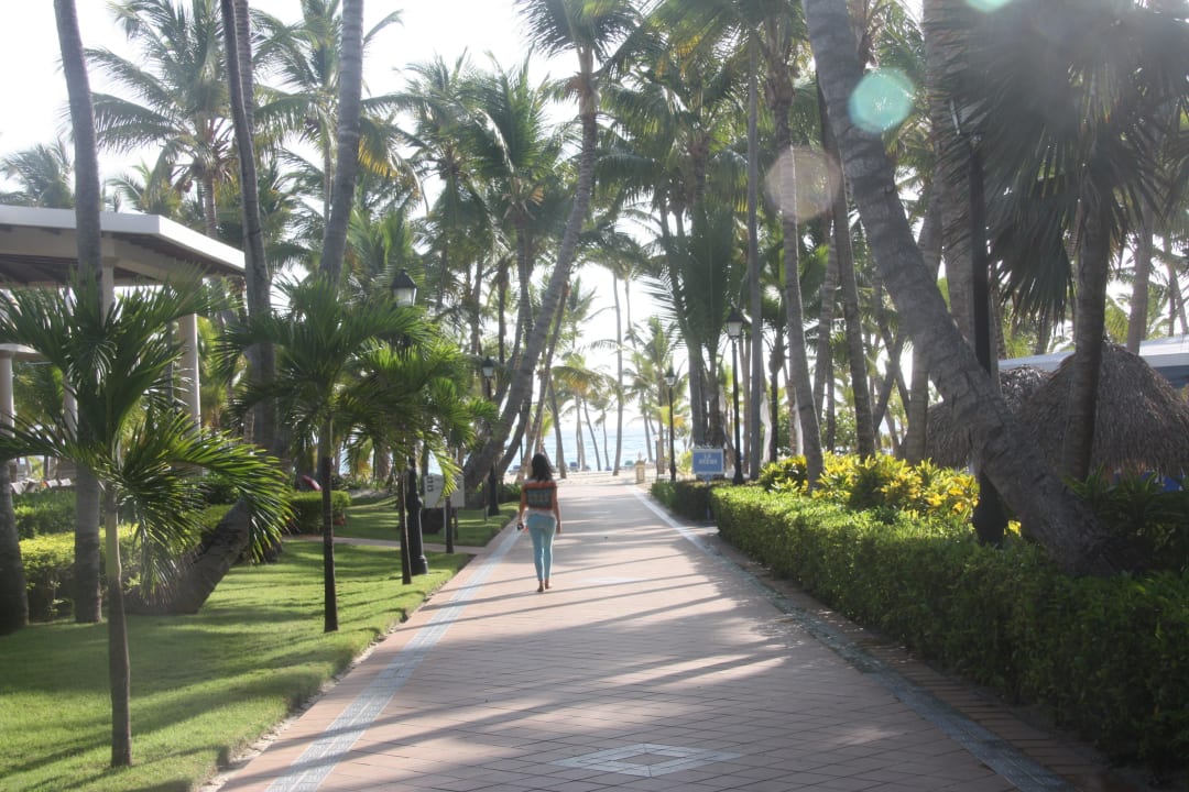 Weg zum Strand von der Lobby Hotel Riu Bambu