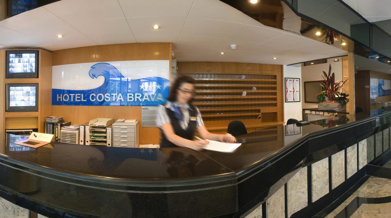 Recepción en la entrada Hotel GHT Costa Brava & SPA