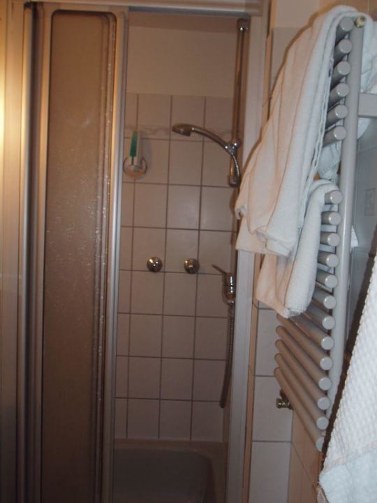 Dusche im kleinen Bad SMARTY Cologne Dom Hotel - Boardinghouse