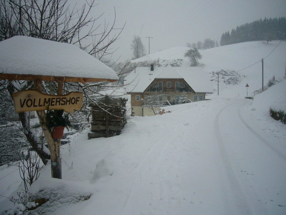 Anfahrt zum Hof im Schneebett! Vollmershof