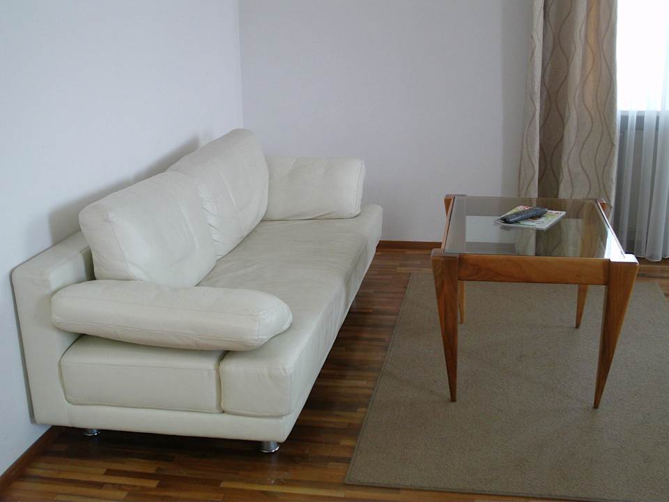 Ledersofa mit Tisch in Suite 305 Landgraf Hotel & Loft