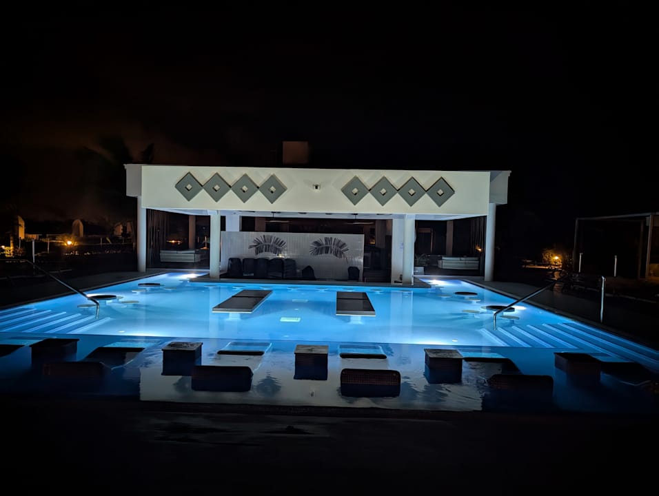 Pool Hotel Riu Karamboa