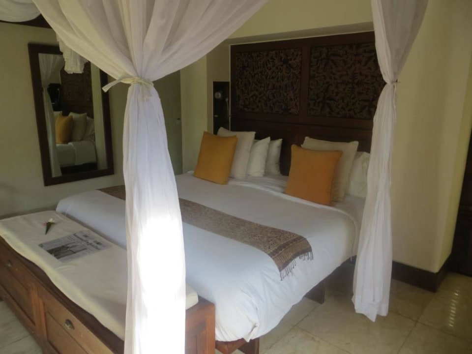 Bett mit täglicher Zeitung Jimbaran Puri, A Belmond Hotel, Bali