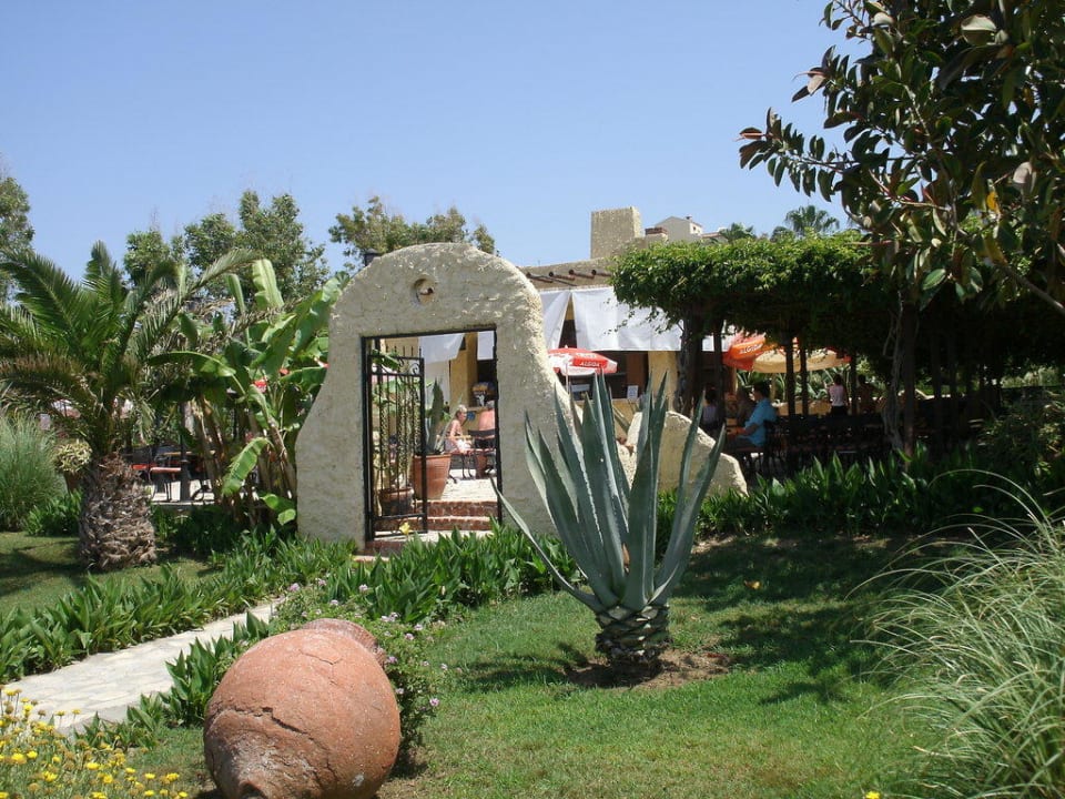 Eingang zur Beachbar Iz Flower Side Beach Hotel