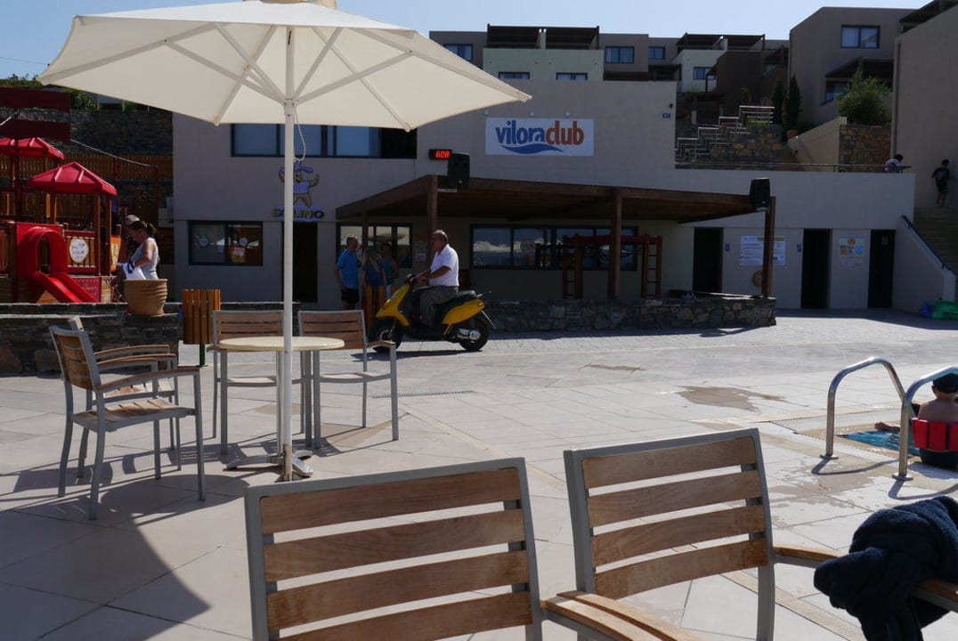 Hausmeister mit seinem Roller Atlantica Mikri Poli Crete