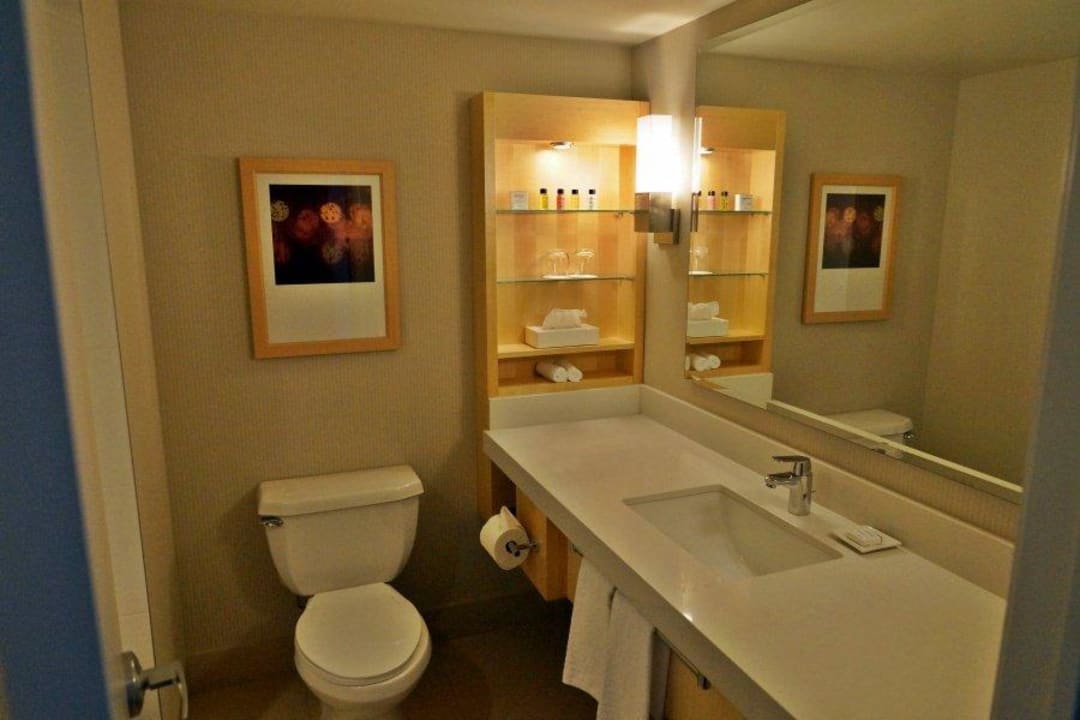 Bad Hotel Delta Ocean Pointe Resort