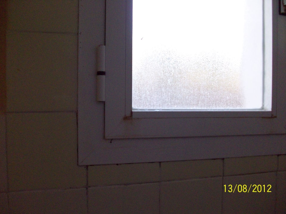 Verrostetes Fenster im Bad Sun Club Eldorado