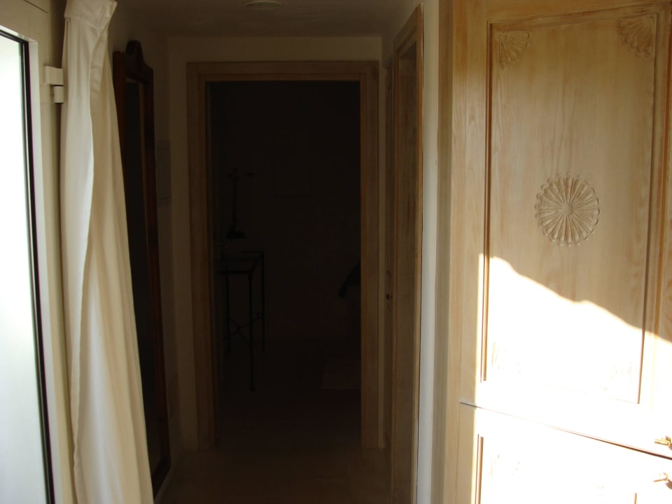 Gang zwischen Wohn- und Schlafbereich Juniorsuite Hotel Grand Relais dei Nuraghi