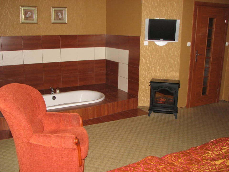 Apartament z wanną w pokoju Hotel Azzun Orient SPA & Wellness