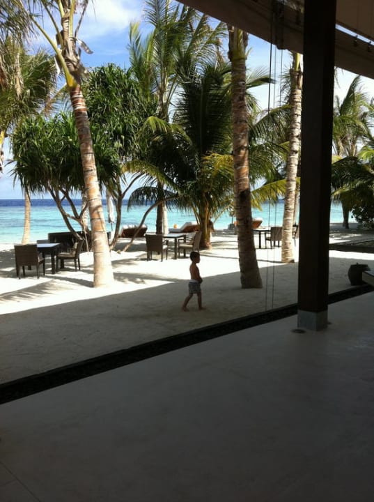 Ausblick vom Restaurant zum Strand  The Halcyon Private Isles Maldives, Autograph Collection