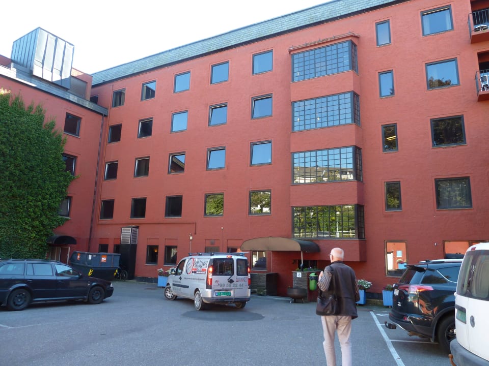 Rückfront mit Parkplätzen Quality Hotel Grand Farris