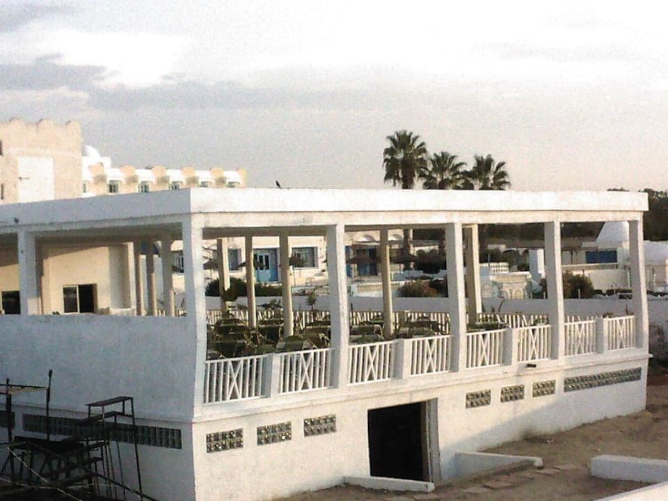 Stoliki restauracyjne na tarasie Samira Club