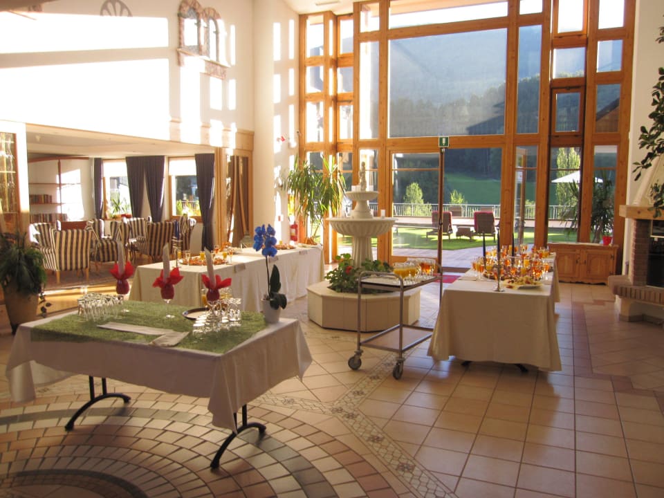 Aperitiv in Hotelhalle Kronblick - Well-being Hotel