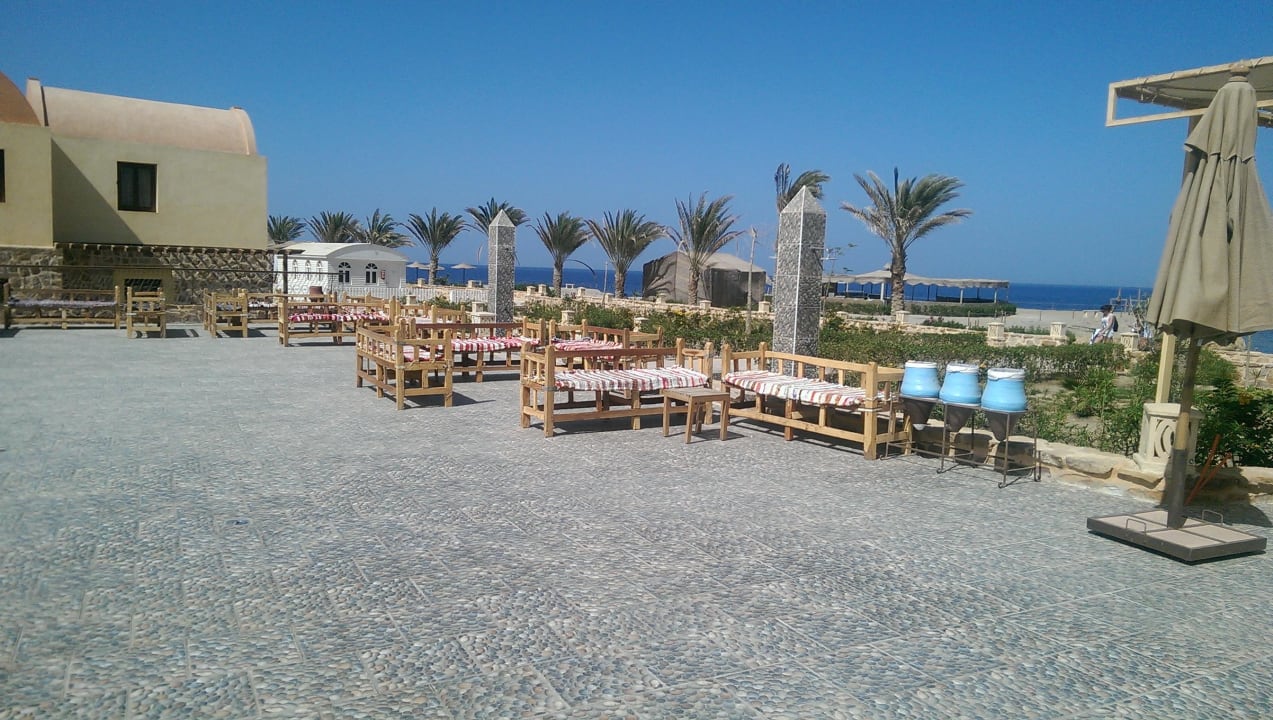 Sitzmöglichkeiten am Pool Rohanou Beach Resort