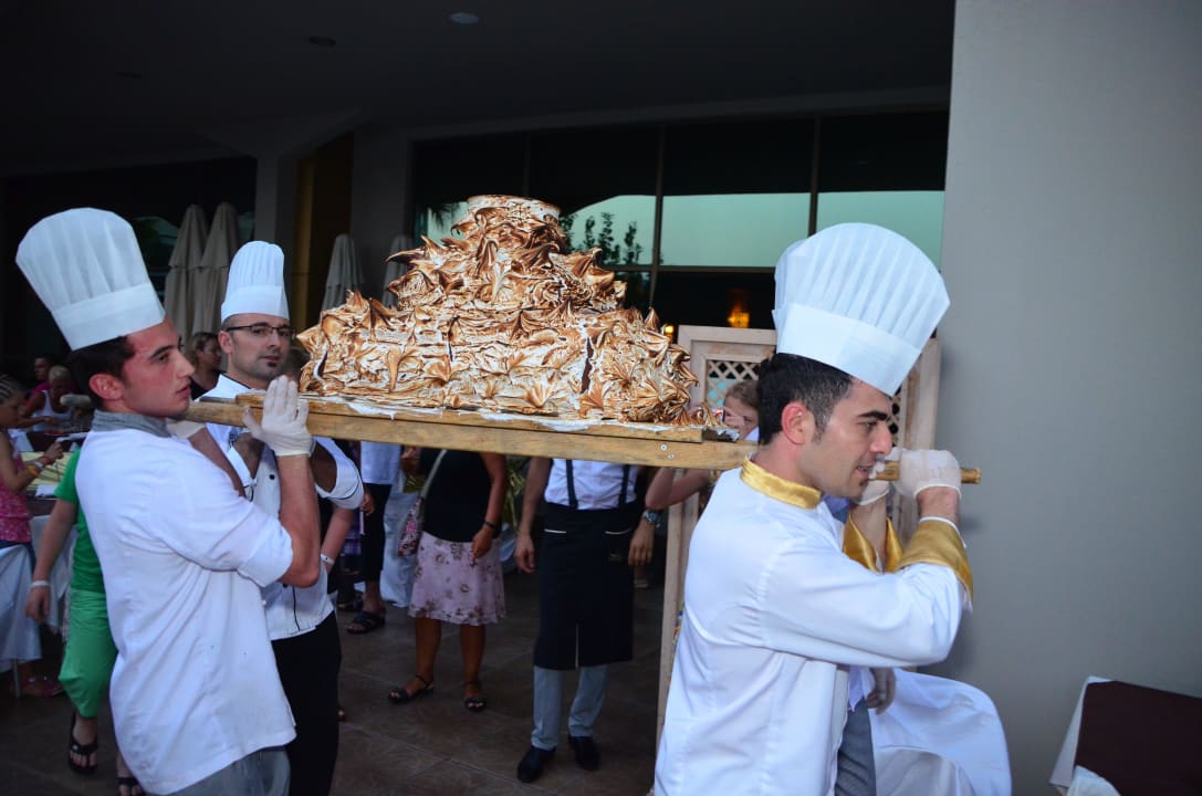 Grosse Torte am Gallaabend Aydinbey Kings Palace & Spa