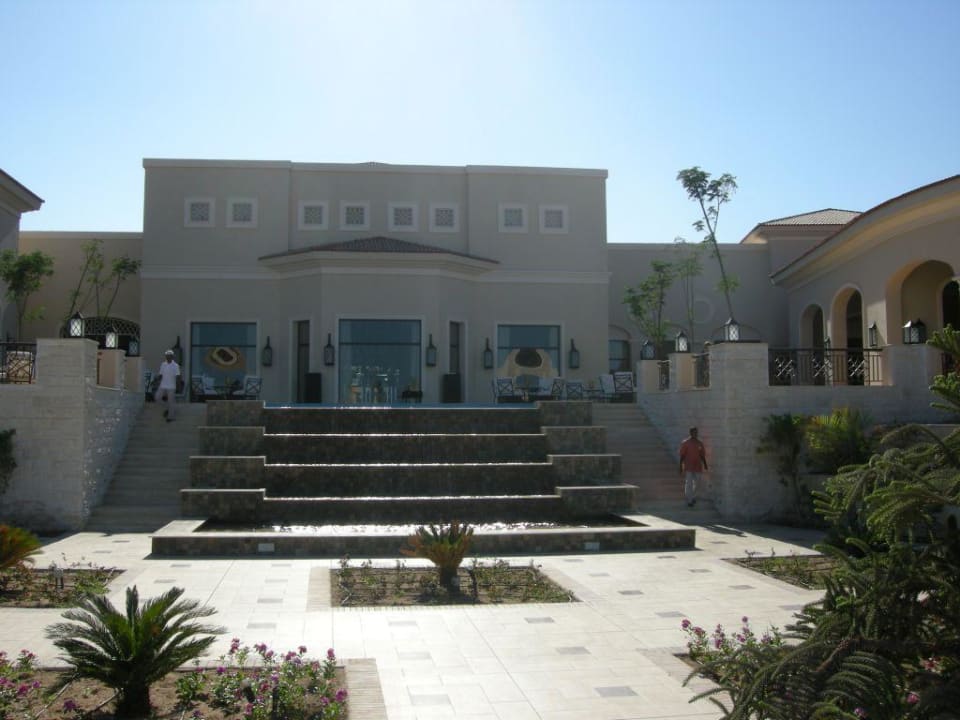 Budynek główny - widok od strony basenów JAZ Aquamarine Resort