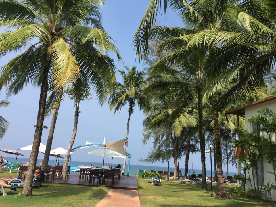 Weg zum Strand The Briza Beach Resort Khaolak