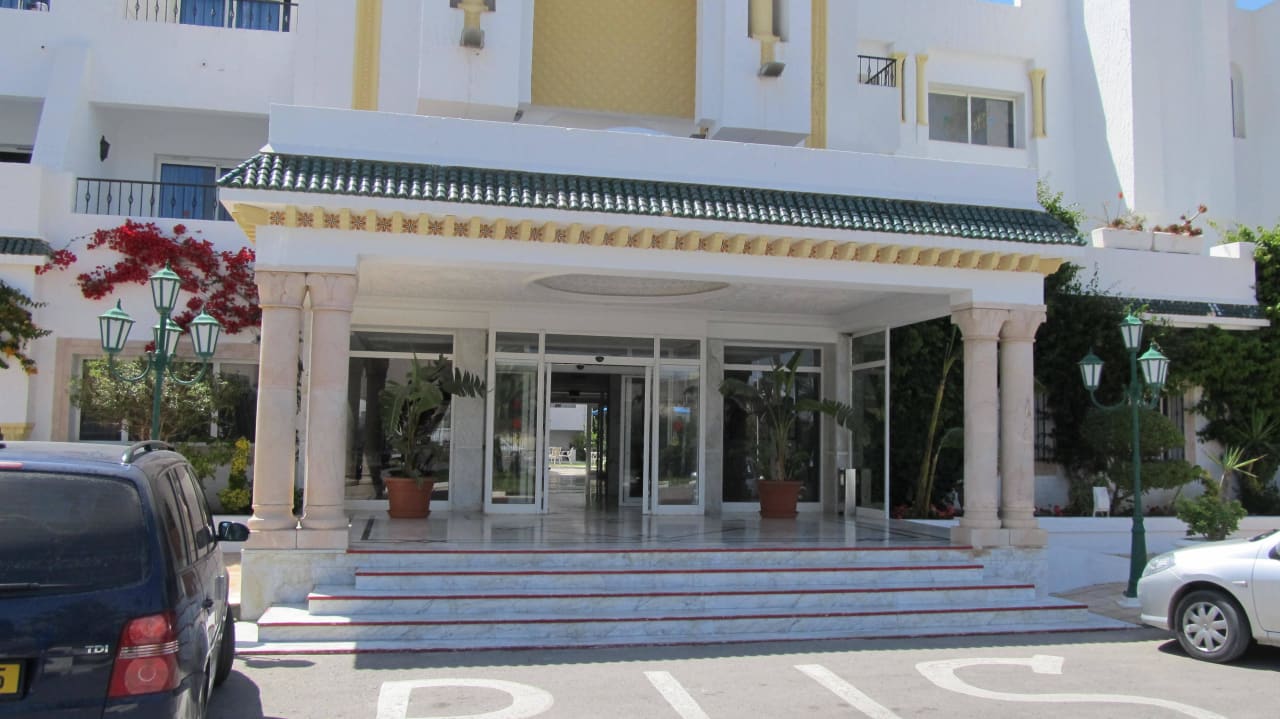 Eingang Hotel Nesrine