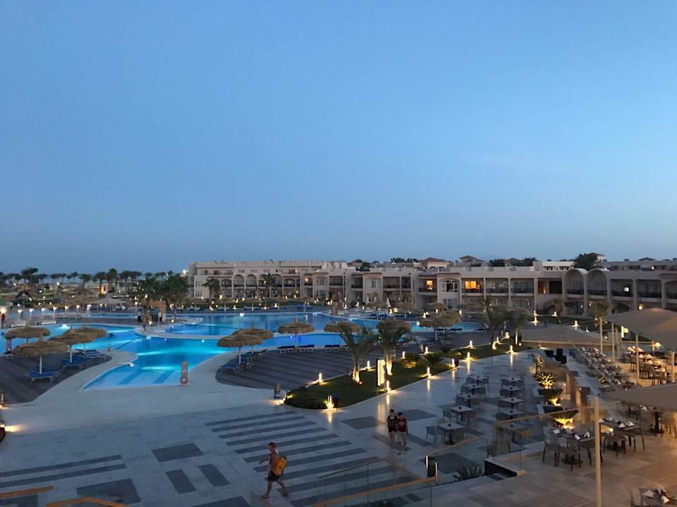 Ausblick von der Terrasse zum Pool Pickalbatros Royal Moderna Resort-Sharm El Sheikh