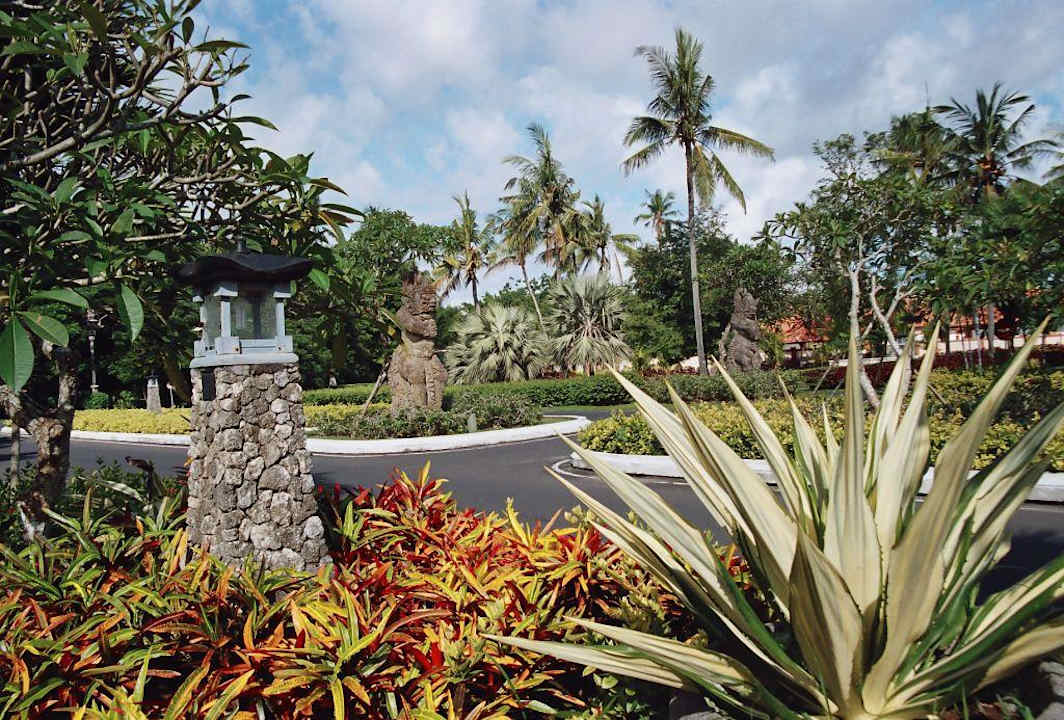 Hotelzufahrt The Laguna A Luxury Collection Resort & Spa