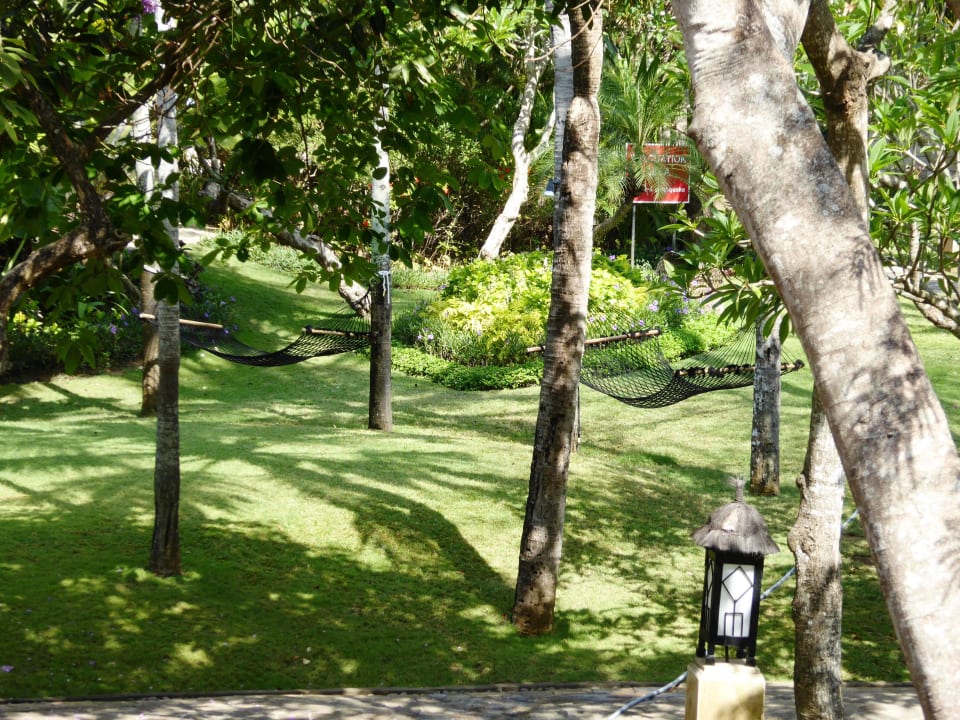 Hängematten im Garten The Royal Beach Seminyak Bali - MGallery Collection