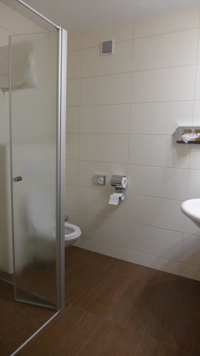 Renoviertes Bad im Zimmer 302 Hotel Alpenblick