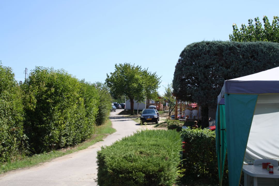 Weg vom Pool zum Mobilhome Camping Lido