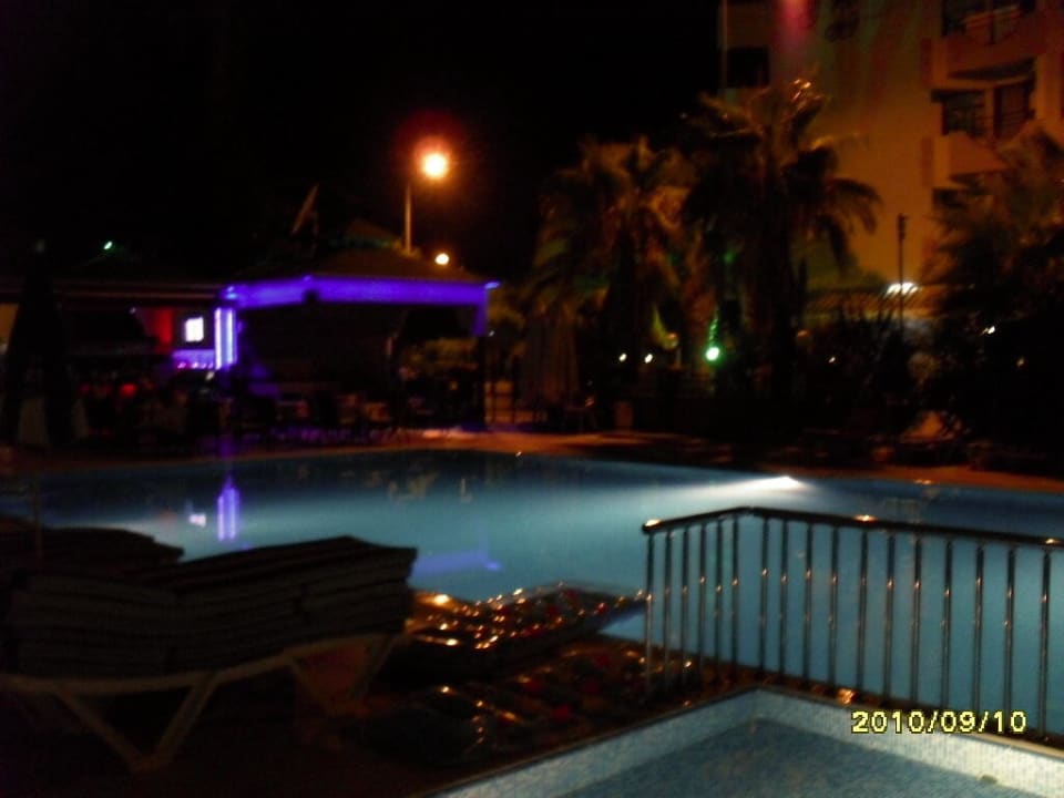 Der Pool nachts Riviera Hotel & Spa