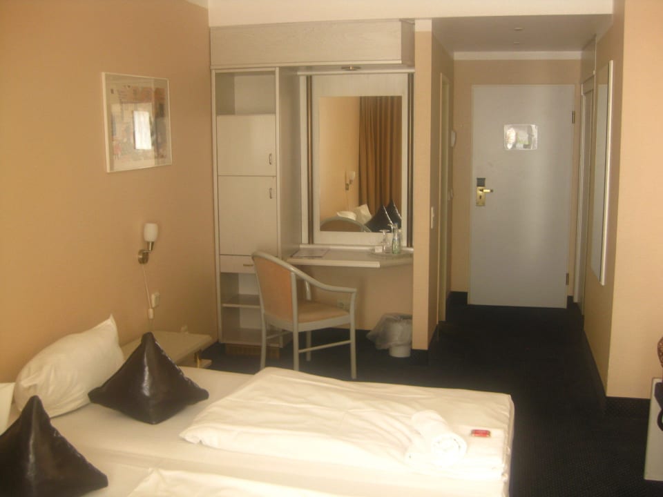 Komplettes Zimmer Hotel an der Kö