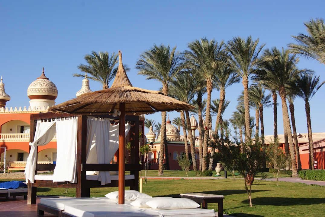 У детского бассейна Pickalbatros Alf Leila Wa Leila Resort - Neverland Hurghada