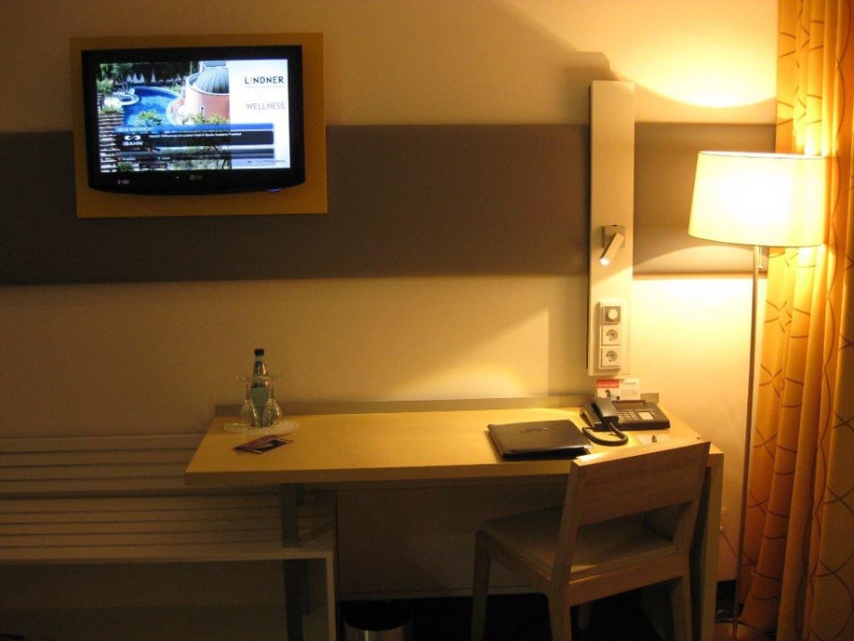 TV und Schreibtisch Lindner Hotel Frankfurt Sportpark, part of JdV by Hyatt