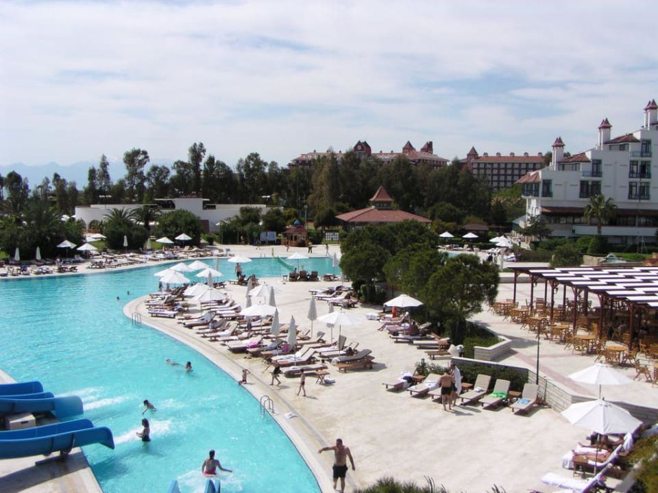 Blick von den Rutschen aus auf den Activity-Pool Green Max Hotel